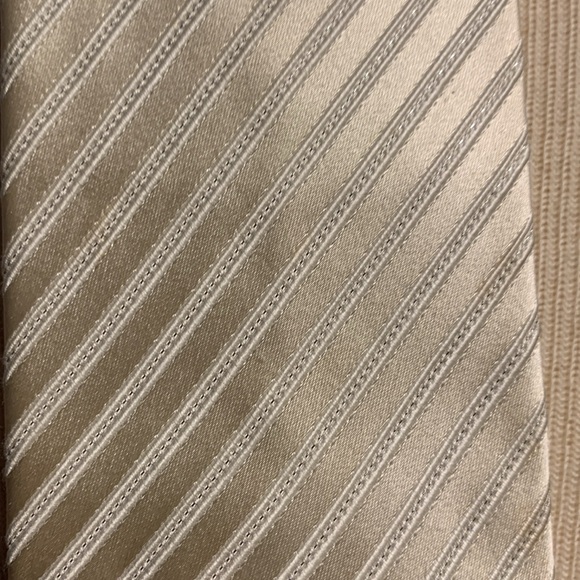 DONALD J TRUMP SIGNATURE CREAM SILK DIAGONAL WEAVE SHADOW STRIPES NECKTIE. - Picture 2 of 12